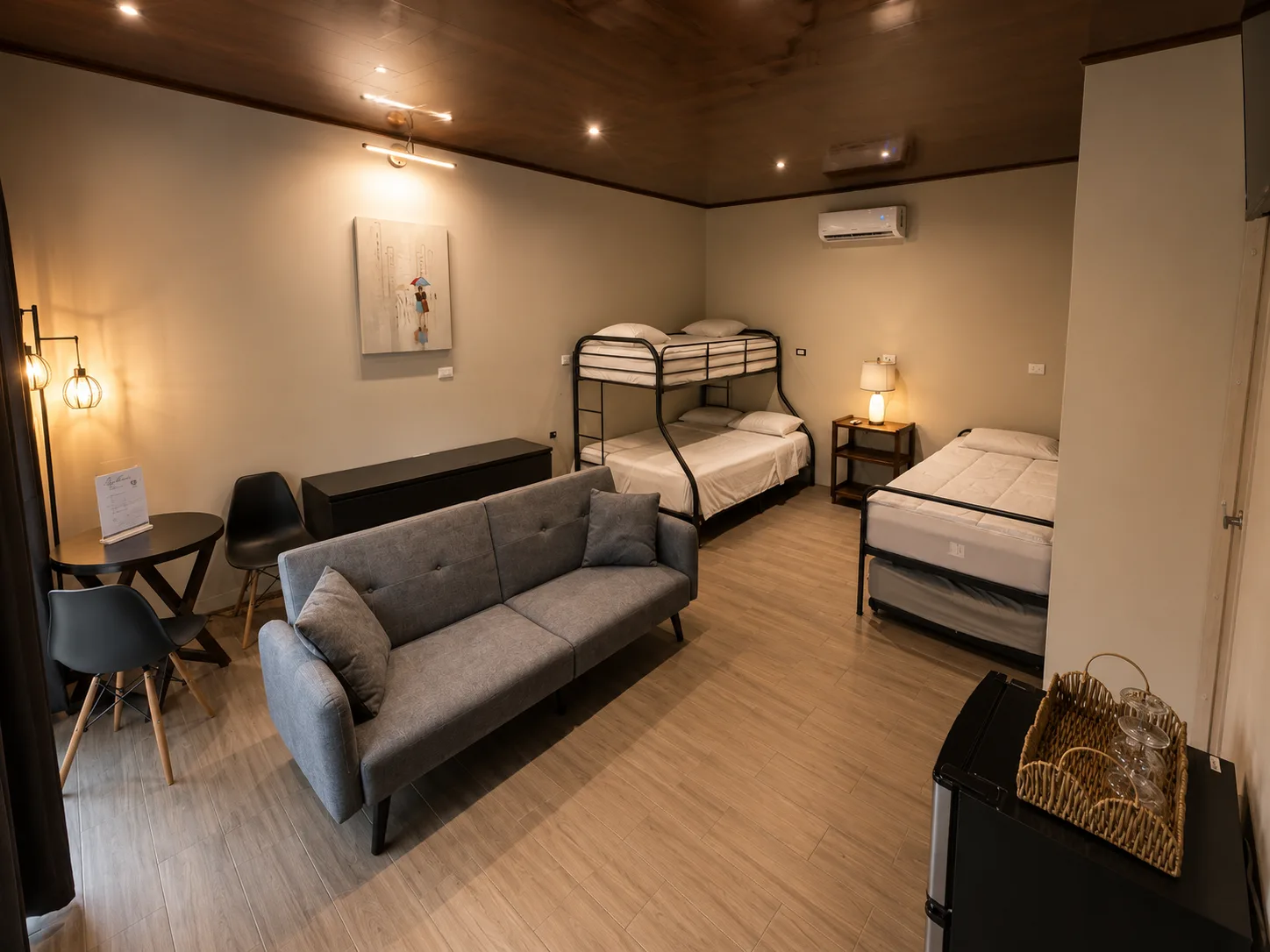 Sala y camas de Contempo Loft en Guanacaste