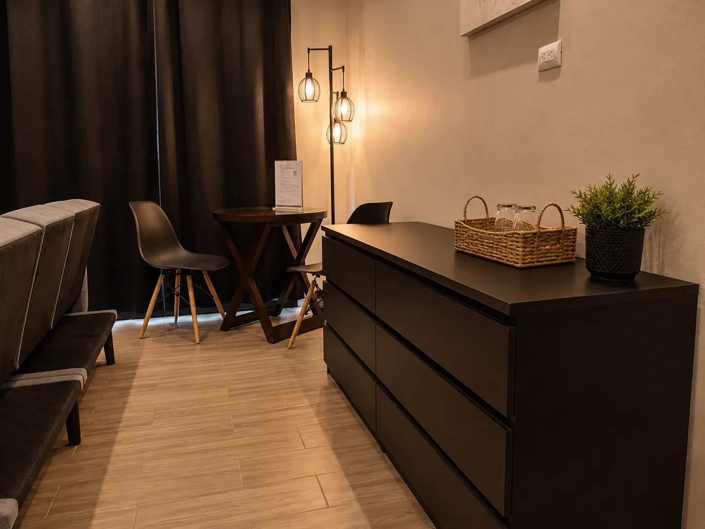 Comedor y espacio de trabajo en Contempo Loft