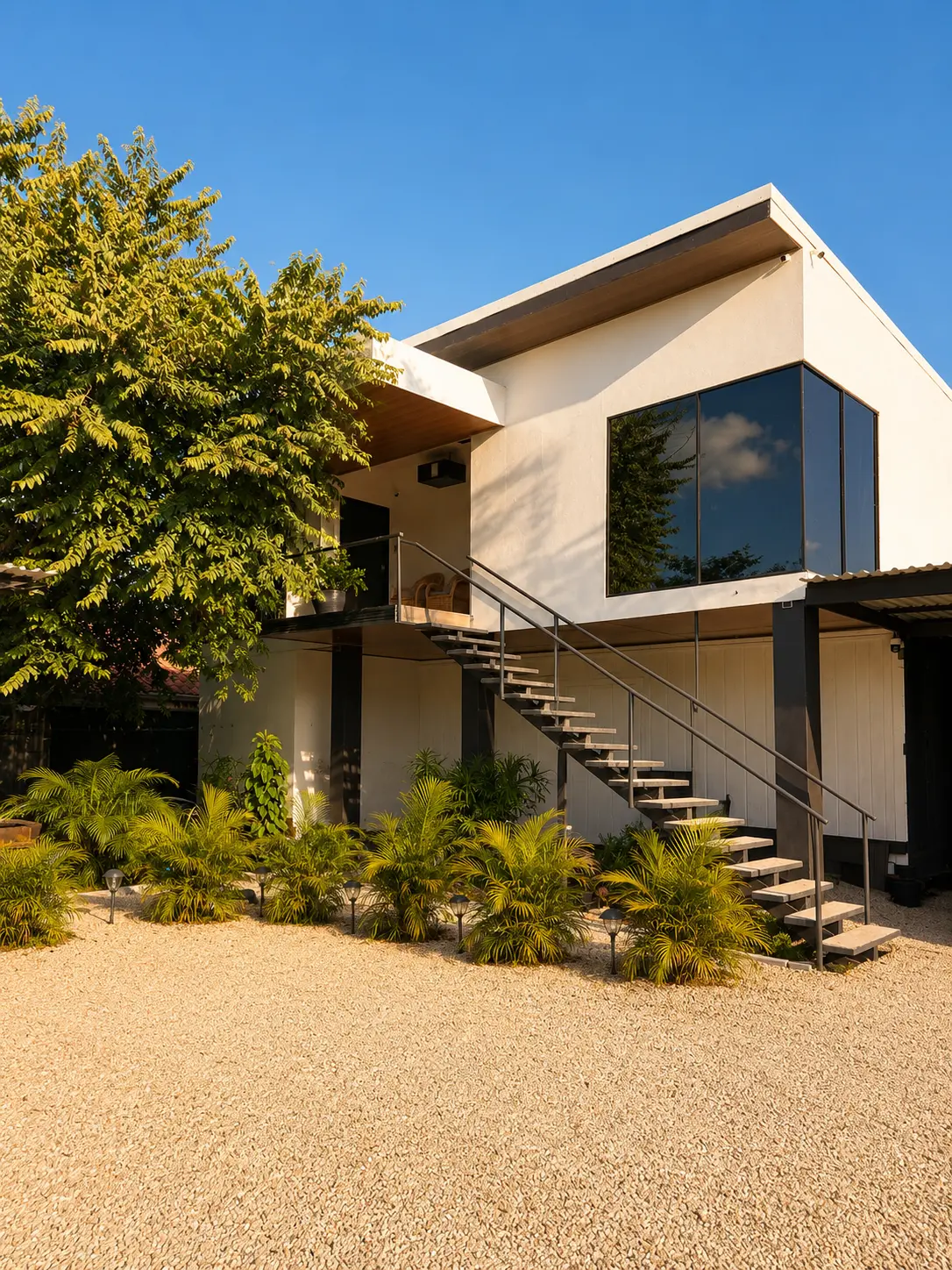 Fachada moderna y acceso a Villas Nativa