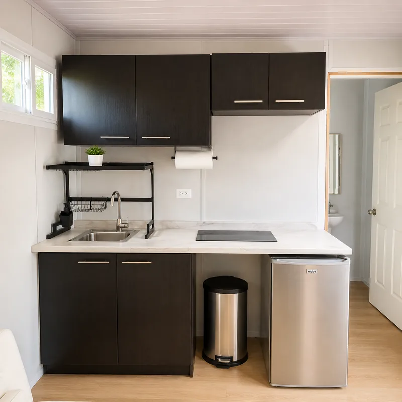 Cocina de Villa Nativa con fregadero, plantilla y refrigeradora