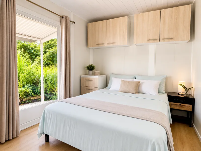 Dormitorio de Villa Nativa con cama doble y ventana al jardín