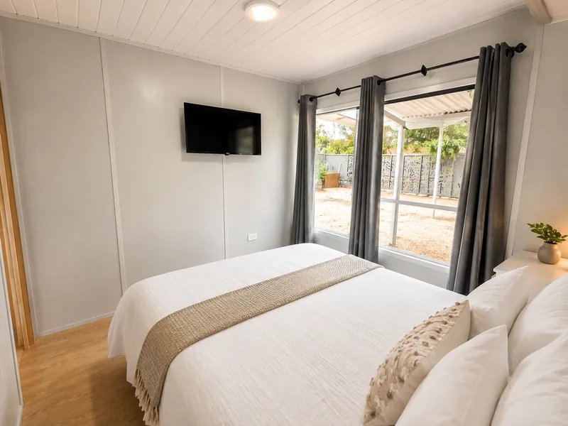 Dormitorio de Villa Nativa con televisión y salida a la terraza