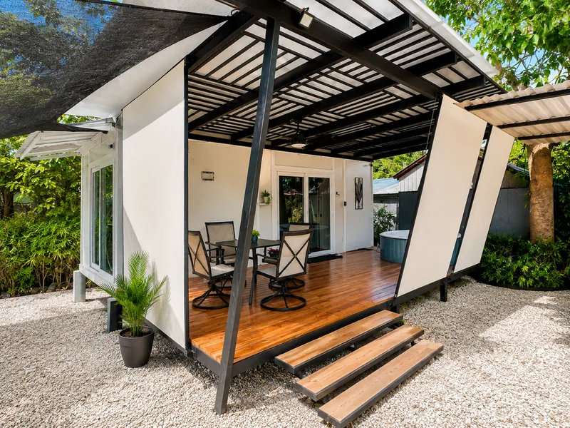 Fachada y terraza cubierta de Villa Nativa en Nuevo Colón, Guanacaste