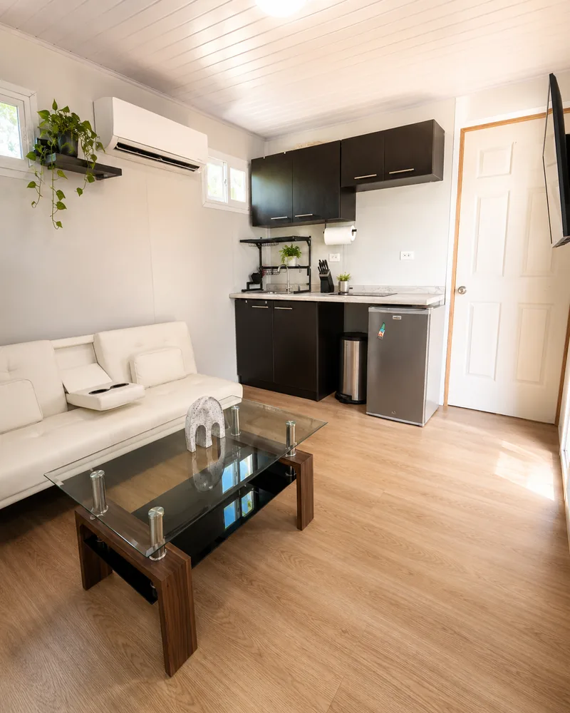 Sala y cocina de Villa Nativa con aire acondicionado