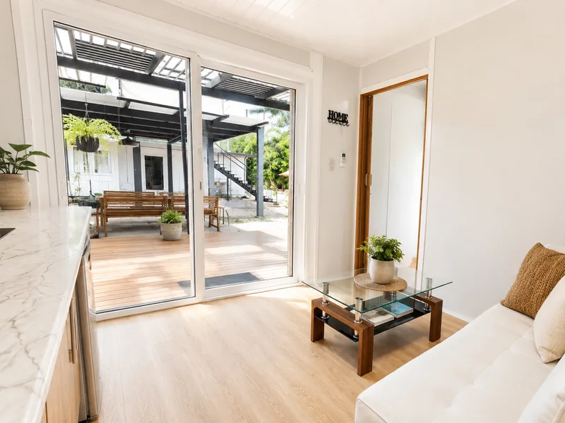 Sala de Villa Nativa con puertas de vidrio hacia la terraza