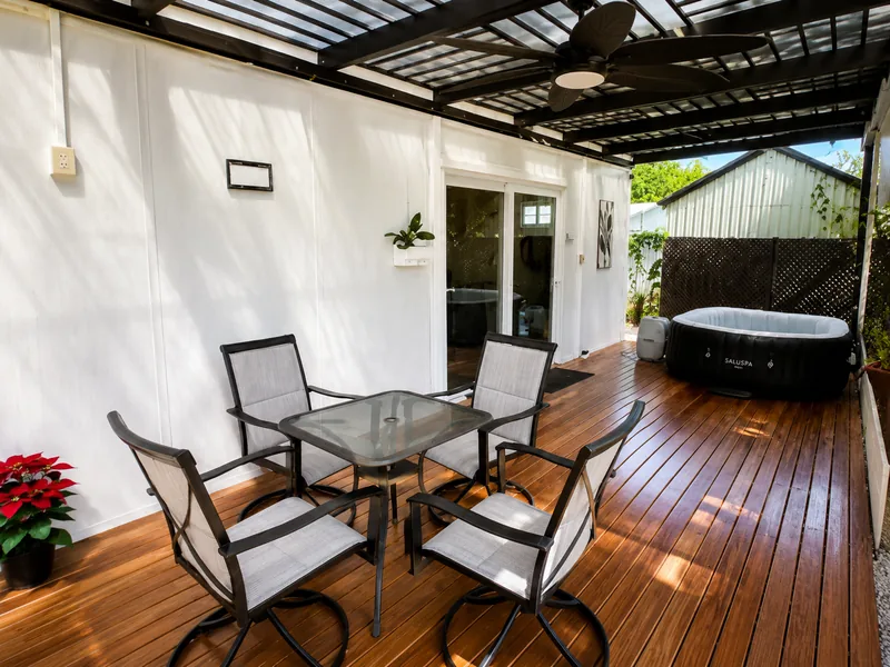 Terraza privada de Villa Nativa con comedor exterior y jacuzzi