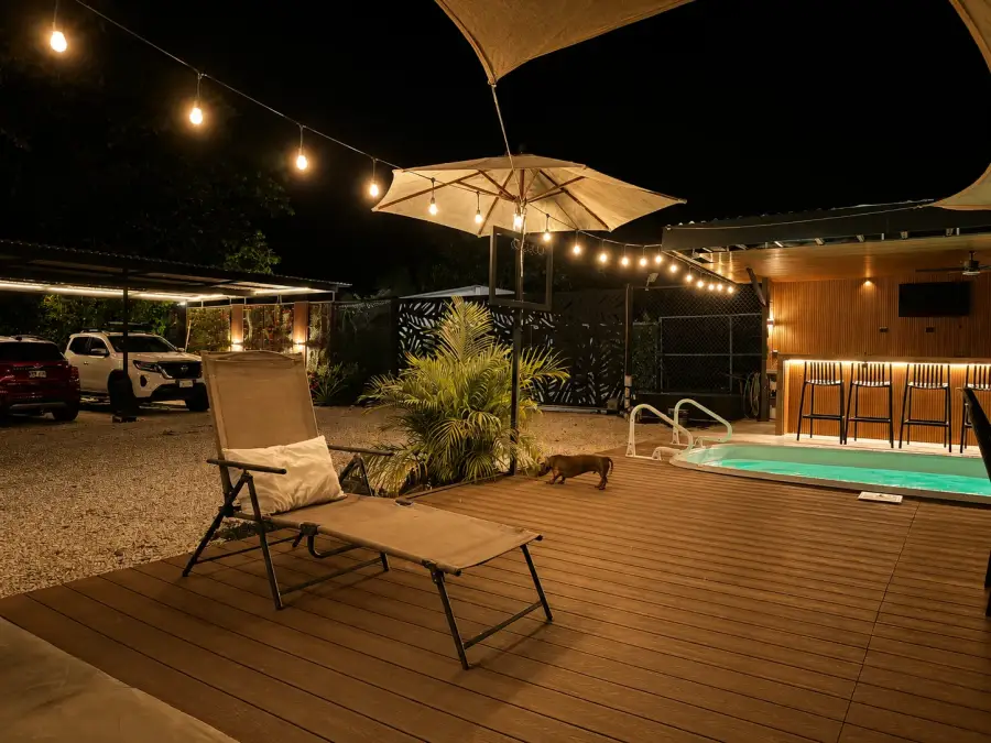 Terraza, piscina y bar de Villas Nativa durante la noche