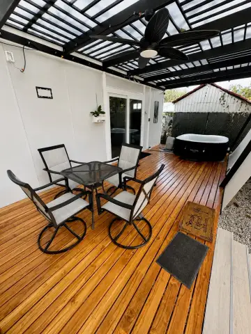 Patio exterior y jacuzzi de Villa Nativa
